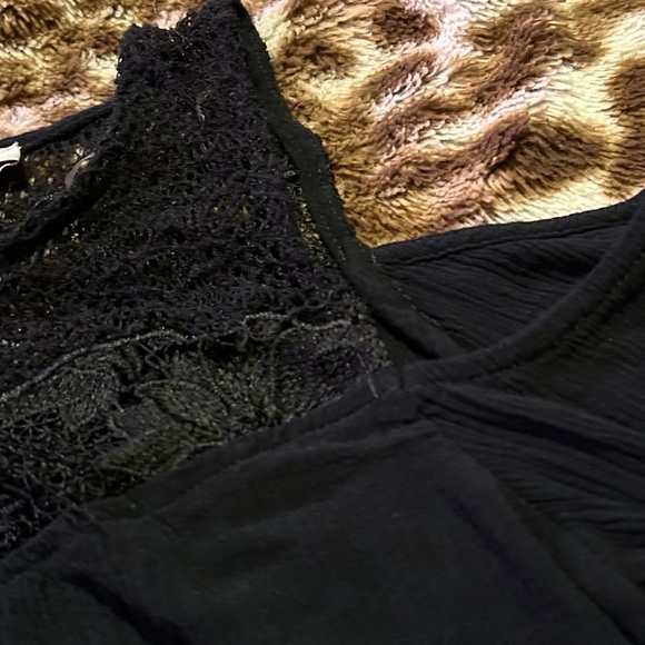 Elegant Black Lace Cold Shoulder Top - Picture 4 of 5